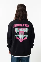 Buzo negro de algodón y poliéster con estampa en la espalda de un personaje con un micrófono y el texto "THE EARTH IS FLAT".