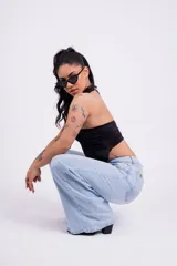 Pantalón de jean celeste claro, de tiro bajo y corte wide leg.