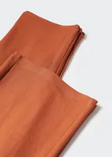 Pantalón de punto estilo wideleg, de tiro alto y corte largo, con cierre lateral de cremallera.