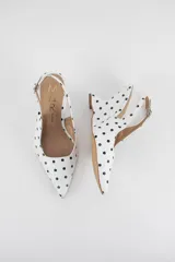 Zapatos de tacón cuña estructural color negro, con punta fina cerrada, diseño descalzo y tira ajustable al talón.