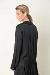 Camisa italiana de manga larga color gris topo, con cuello clásico, cierre frontal con botones y aplique de puntilla en el ruedo.