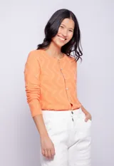 Cardigan verde agua de tejido de punto con tramado en forma de zigzag y botones nacarados. Es de manga larga y cuello a la base.