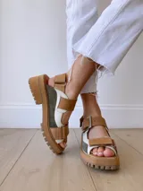 Sandalias de cuero con plataforma de goma, color verde, blanco y beige.