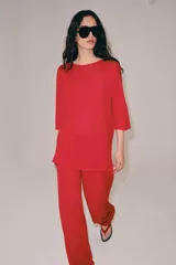 Pantalón bombacho de punto color rojo, con cintura elástica y perneras abullonadas acabadas en puño ajustado.