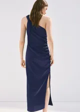 Vestido midi asimétrico de un solo hombro, color azul marino, confeccionado en satén con fruncido lateral, tajo discreto en el lateral de la falda y diseño entallado.