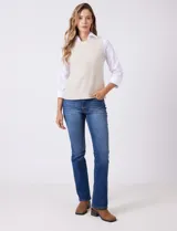 Buzo sin mangas color beige, de tejido melange suave, con cuello a la base y sisas amplias. Presenta pequeños tajos en el ruedo para una mejor caída.