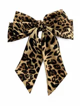 Moña para el pelo con estampado animal print tipo leopardo, con tiras colgantes.
