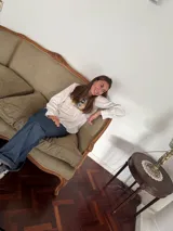 Camisa color crema de mangas largas con puños, escote redondo y detalle de puntilla en el frente.