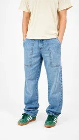 Pantalón de jean estilo carpenter, de corte recto y holgado, con bolsillos frontales amplios y costuras reforzadas.