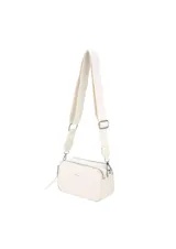 Bandolera tipo camera bag de cuero sintético con textura croco, color blanco, con doble compartimiento con cierre y correa ancha de tela regulable con logo estampado.
