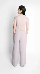 Top gris claro de lycra con cuello alto y mangas cortas.