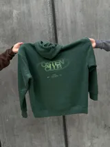 Canguro verde con capucha ajustable con cordones, bolsillo tipo canguro y logo pequeño estampado en el pecho.