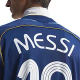 Camiseta de fútbol Adidas de la Selección Argentina, modelo visitante de la temporada 2006. Es de color azul marino con detalles en celeste y blanco, cuello redondo y el número 19 estampado en el frente. Incluye el logo de Adidas y el escudo de la AFA con dos estrellas.