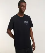 Remera negra de algodón con estampa en la espalda de una máquina de videojuegos arcade con un carpincho jugando. Incluye la frase 'Arcade Games Still Rocks' y detalles de puntaje.