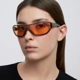 Lentes de sol con diseño envolvente de estilo deportivo y retro, con montura color camel y cristales de color naranja.