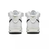 Championes de corte alto Nike Air Force 1 Evo, color blanco con logo Swoosh lateral en color negro. Presentan una tira de ajuste con velcro en el tobillo, perforaciones en la puntera para ventilación y una suela con unidad de aire visible en el talón.