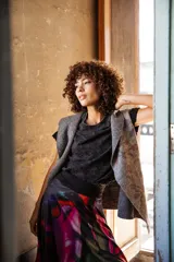 Chaleco de lana reversible con estampado floral en tonos grises.