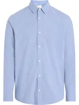 Camisa de manga larga Calvin Klein, confeccionada en una mezcla de algodón y elastano. Presenta un diseño clásico con cuello tradicional, cierre frontal de botones y corte regular.
