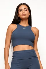 Musculosa cropped de tejido acanalado color azul, con cuello redondo y diseño al cuerpo. Presenta el logo de la marca bordado en el centro del pecho.