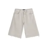 Bermuda baggy de denim color hueso, con diseño amplio y largo por debajo de las rodillas. Cuenta con bolsillos traseros grandes y terminación desmechada en el ruedo.