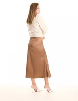 Falda midi de satén color negro, con corte al bies y cierre invisible en el lateral.