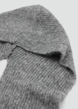 Bufanda de tejido de punto en color gris melange, con diseño rectangular y textura suave.
