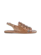 Sandalias planas de cuero con textura croco en color marrón, diseño tipo huarache con tiras cruzadas en el empeine y tira ajustable con hebilla metálica en el talón.