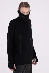 Sweater negro de tejido de punto, con cuello tortuga que se puede usar como pasamontañas, mangas largas con abertura para el dedo y roturas verticales en el frente.