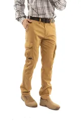 Pantalón cargo de gabardina color mostaza, con corte recto, bolsillos laterales con solapa y cierre frontal con botón y cremallera.