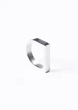 Anillo plateado de acero quirúrgico con diseño recto y liso de 4mm de ancho.