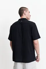 Camisa blanca de manga corta con textura, fit regular y logo bordado.