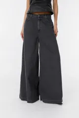 Jean de corte wide leg en color bordó, confeccionado en denim de algodón. Presenta tiro medio, bolsillos traseros amplios y una silueta holgada y fluida.