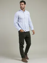 Pantalón de pana azul con corte recto, tiro medio y bolsillos delanteros y traseros.