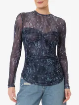 Top de tul elástico con estampado abstracto azul, escote redondo, mangas largas, tejido transparente, abertura trasera con cierre de botón, etiqueta metálica de la marca en la espalda, abertura frontal con busto drapeado y bajo delantero alargado.