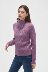 Sweater de punto con diseño de ochos, color camel, con cuello alto y mangas largas.