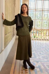 Sweater de punto color verde oliva con escote bote y mangas largas acampanadas.