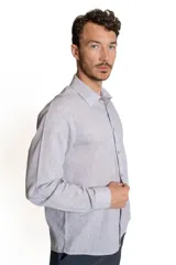 Camisa celeste de lino y algodón, de manga larga y corte clásico.