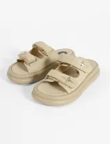 Sandalias platform de poliuretano color beige, con dos tiras anchas con cierre de velcro decoradas con apliques metálicos en forma de estrella de cuatro puntas, de la marca Symphorine.