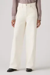 Jeans baggy color blanco roto, de corte holgado y tiro alto.