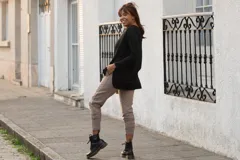Remerón de corte oversize confeccionado en viscosa con spandex, color negro. Presenta diseño de espalda más larga, tajos laterales y ruedo redondeado.
