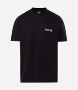 Remera de algodón color negro, con cuello redondo y mangas cortas. Presenta un diseño de calce holgado con una estampa pequeña en el pecho con el texto 'Forever Club Insiders Only'.