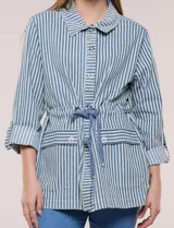 Campera liviana de algodón con estampado de rayas azules y blancas, corte semi holgado con cordón ajustable en la cintura. Cuenta con cuello camisero, cierre frontal con botones, bolsillos con solapa en la parte inferior y mangas largas regulables.