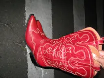 Bota texana de caña alta color rojo con bordado artesanal y taco de 5cm.