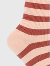 Calcetín de largo medio con diseño de rayas horizontales en tonos rosado y marrón. Presenta un borde superior con terminación ondulada y un pequeño bordado del logo de la marca en la parte superior.