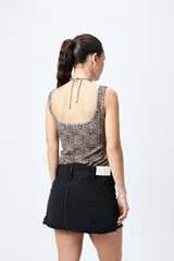 Body negro de tejido de punto con textura acanalada, escote cuadrado y breteles anchos.