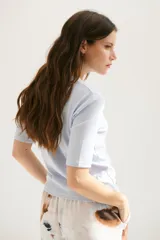 Remera manga 3/4 color celeste.