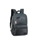 Mochila urbana de los San Antonio Spurs, color gris oscuro con detalles en negro. Presenta el logo del equipo y el parche de la NBA en el frente, además de un bolsillo frontal con textura geométrica y tiradores de cierre personalizados.