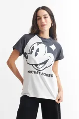 Remera blanca con mangas raglán grises y estampado frontal de Mickey Mouse con texto.