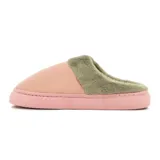 Pantufla abierta gris de poliuretano, con interior y borde de corderito sintético en tono tostado. Cuenta con una tira lateral decorativa con la palabra "SUPER" bordada y suela de goma.