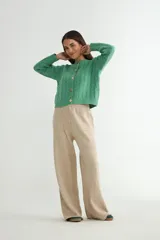 Pantalón de punto de corte ancho y tiro alto, con cintura elástica y bolsillos laterales.
